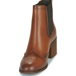 Betty London - LARISSA