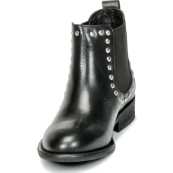 Young Elegant People - FOSTINE